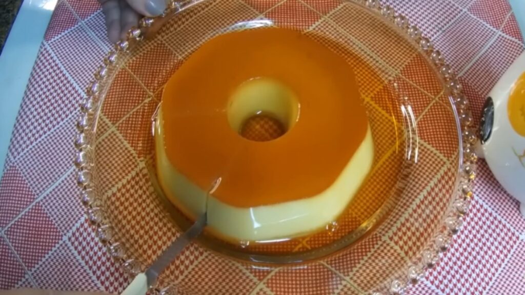 Cortando o delicioso pudim