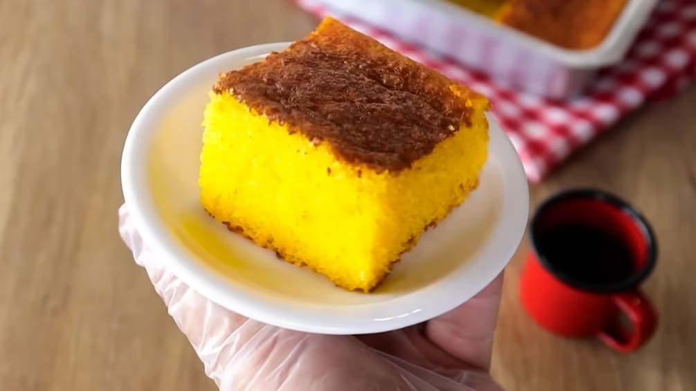 Servindo um pedaço de bolo de milho