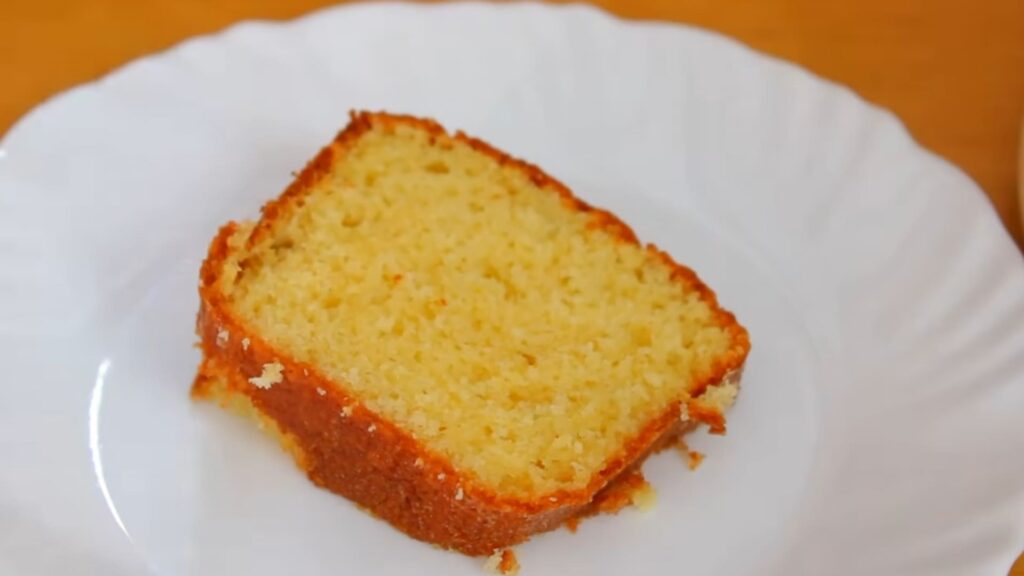 Servindo um pedaço do bolo de laranja