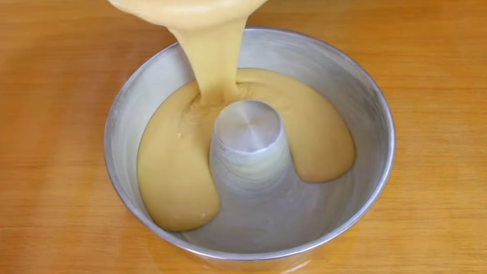 Preparando o bolo de laranja