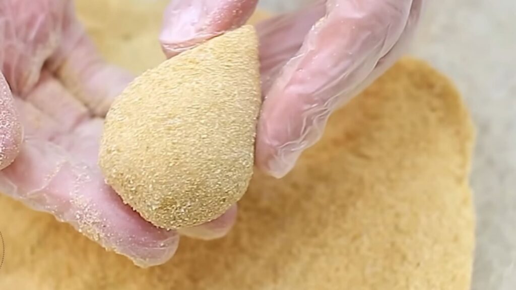 Preparando a coxinha de frango
