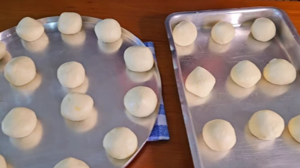 Preparando as bolinhas do pão de queijo