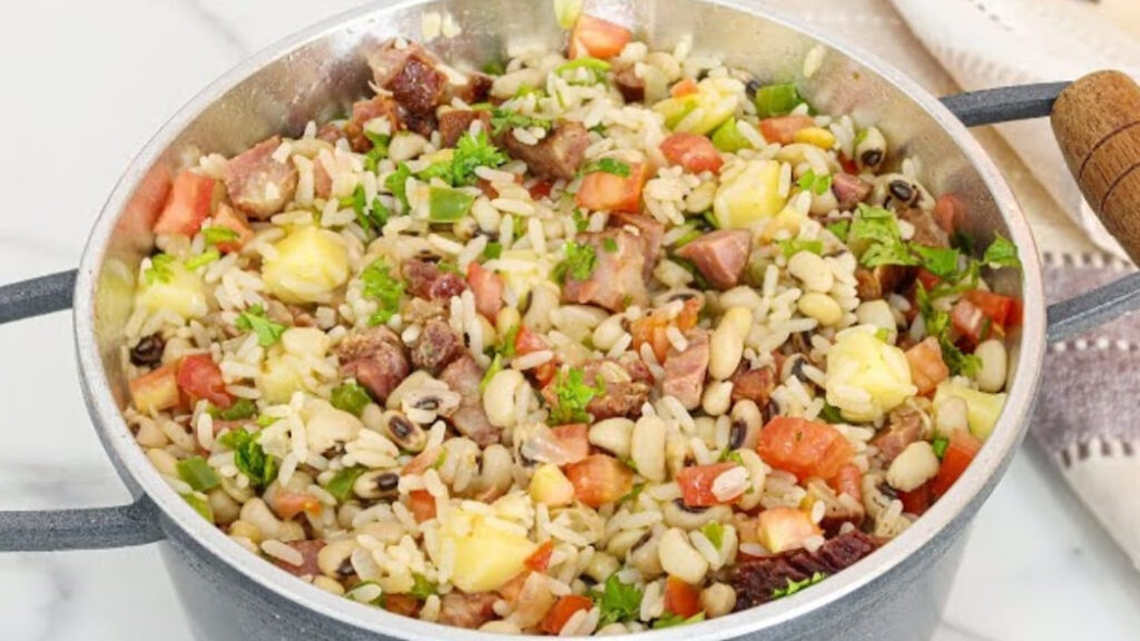 Preparando o baião de dois para servir