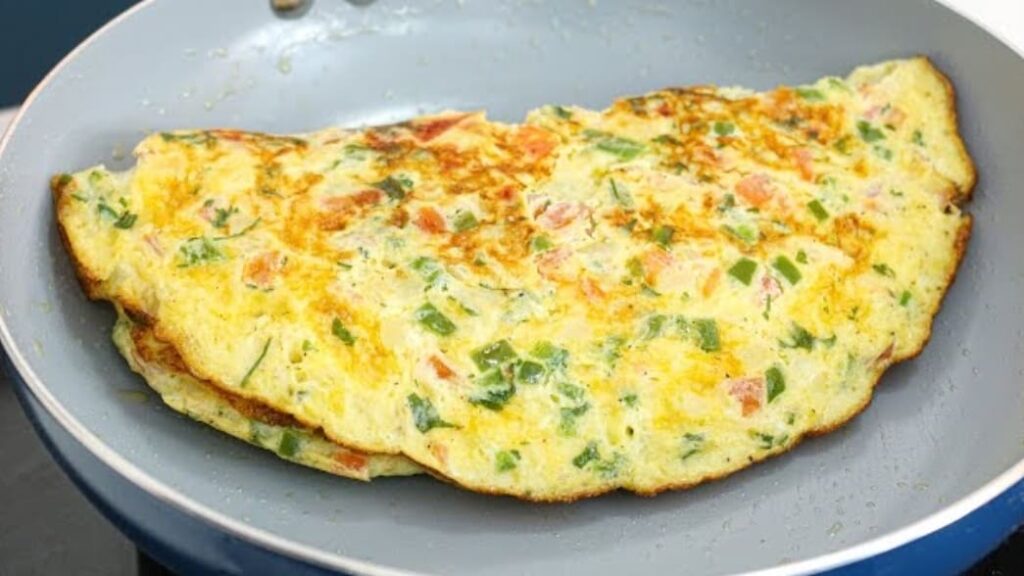 Servindo o omelete de legumes