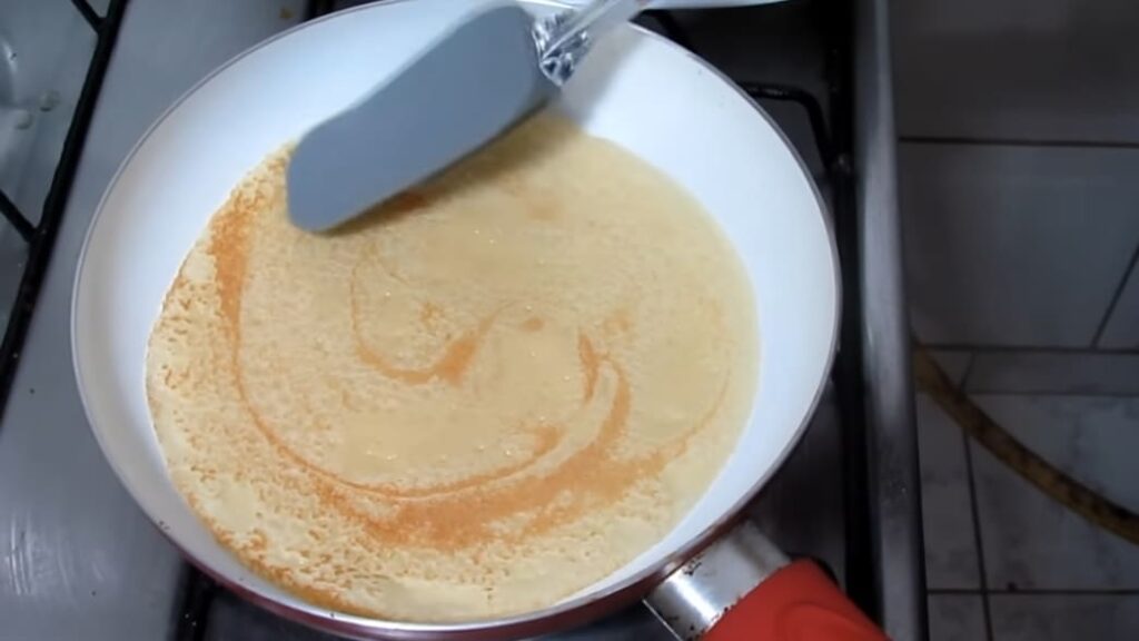 Fazendo a panqueca na frigideira