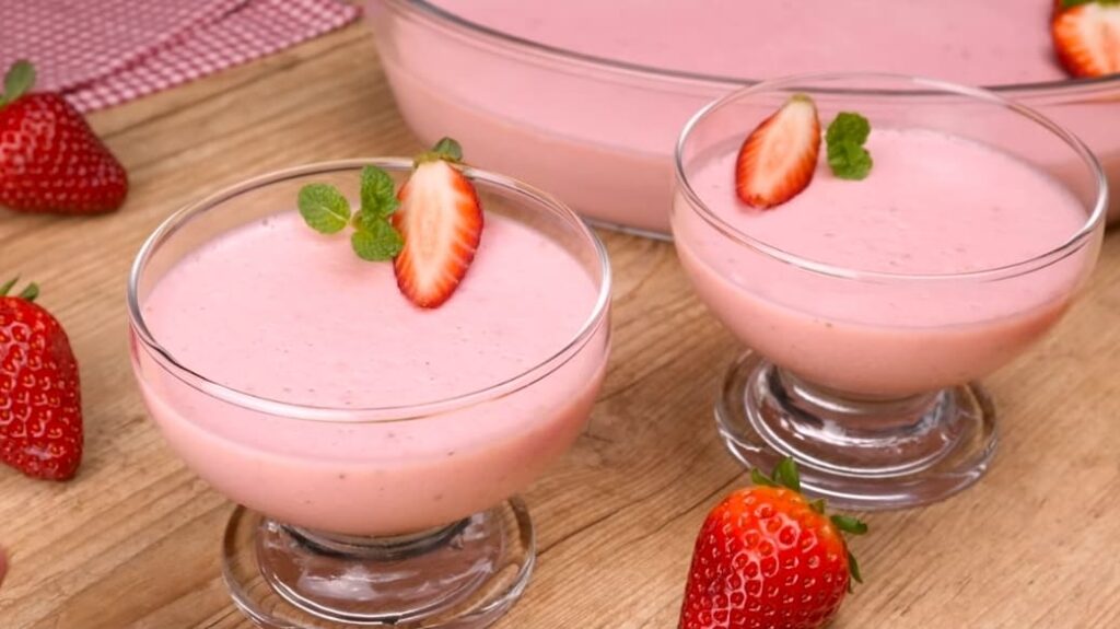 Servindo a Mousse de Morangos